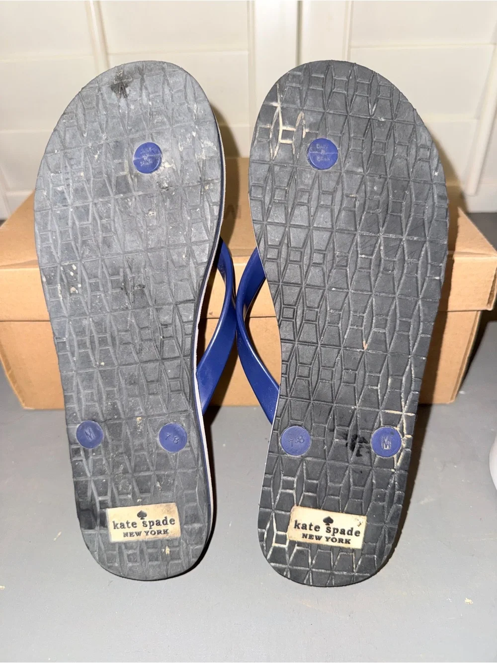 kate spade navy and coral patterned bow-print flip flops